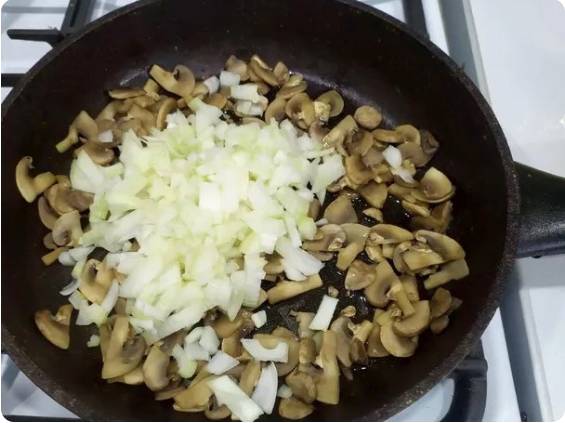 Салат «Любимый муж» с копченой грудкой и грибами