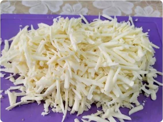 Салат «Любимый муж» с копченой грудкой и грибами