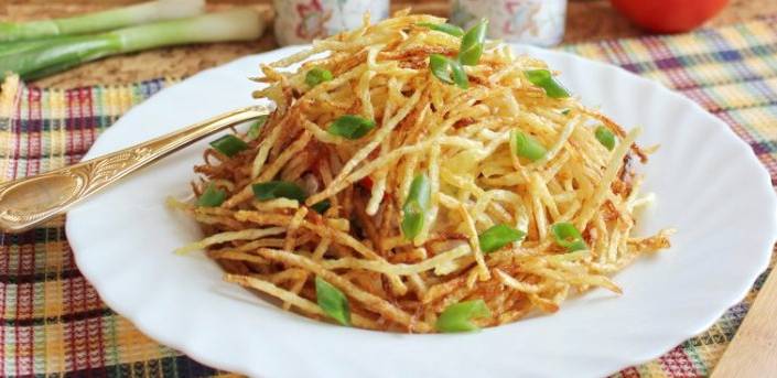 Салат «Муравейник» с курицей и картофельной соломкой