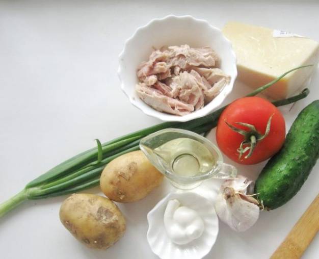 Салат «Муравейник» с курицей и картофельной соломкой