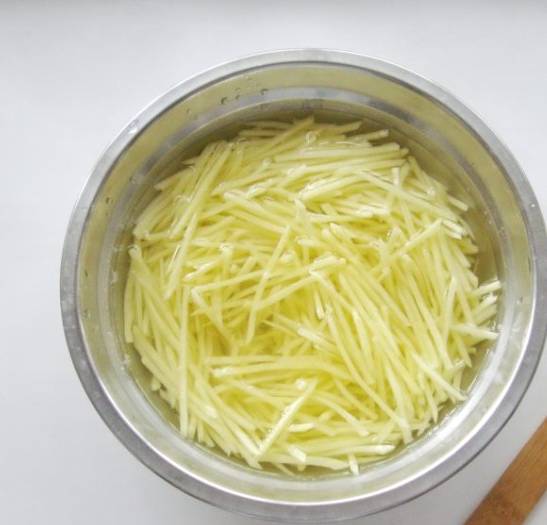 Салат «Муравейник» с курицей и картофельной соломкой