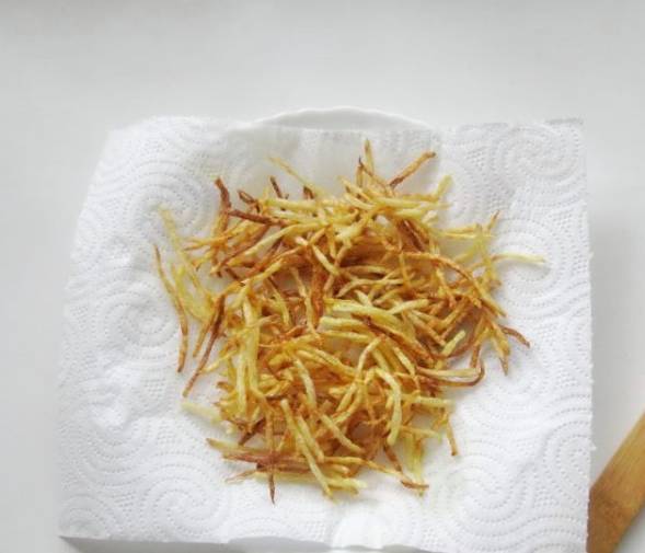 Салат «Муравейник» с курицей и картофельной соломкой