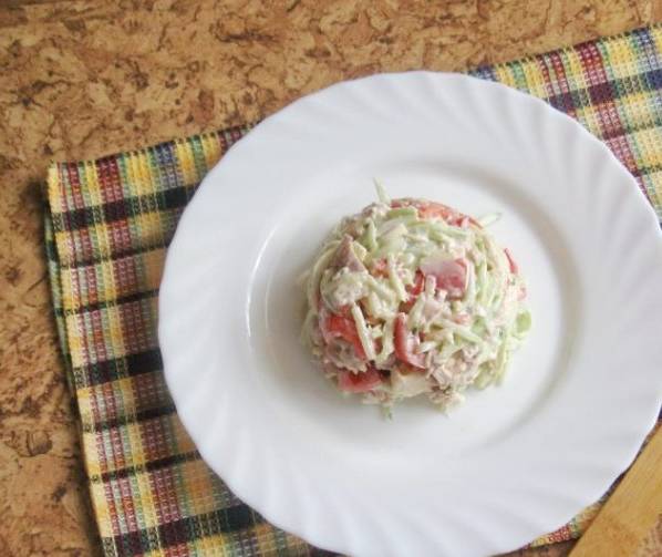 Салат «Муравейник» с курицей и картофельной соломкой