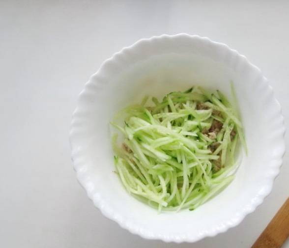 Салат «Муравейник» с курицей и картофельной соломкой