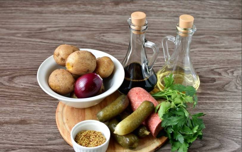 Немецкий салат с копченой колбасой и солеными огурцами