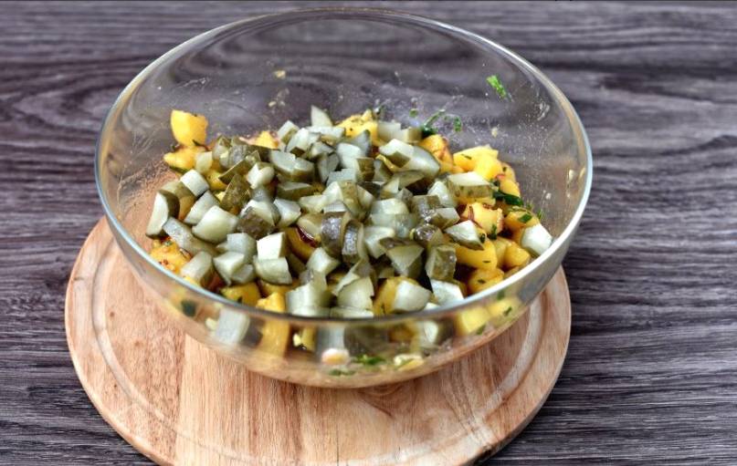 Немецкий салат с копченой колбасой и солеными огурцами