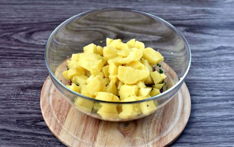 Немецкий салат с копченой колбасой и солеными огурцами