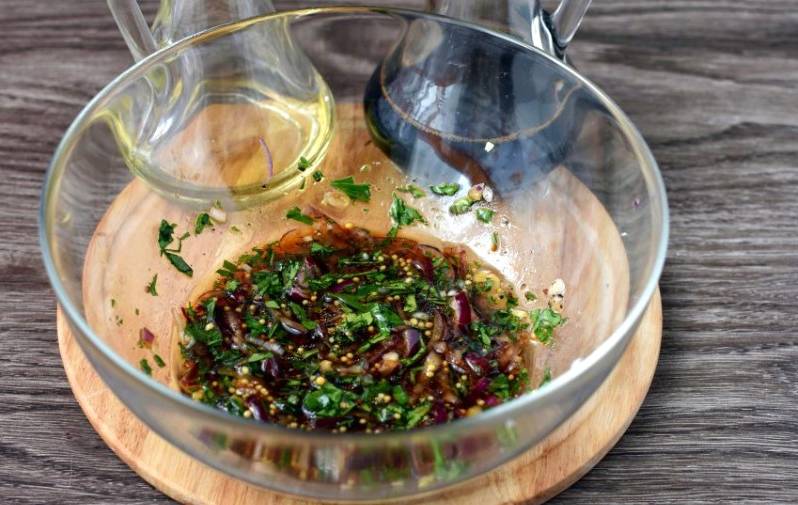 Немецкий салат с копченой колбасой и солеными огурцами