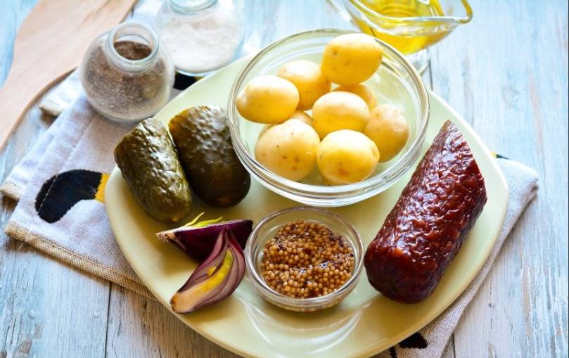 Немецкий салат с копченой колбасой