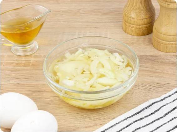 Луковый салат с мясом