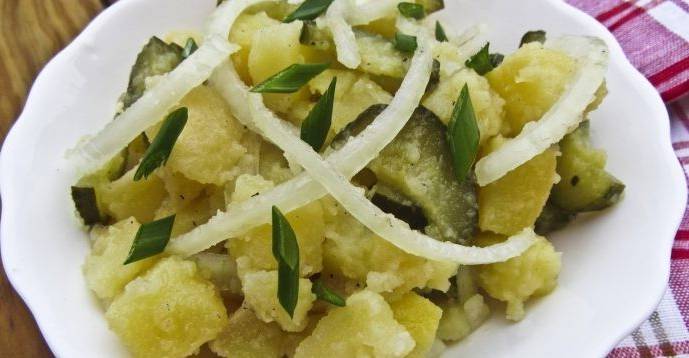 Немецкий салат с картофелем и солеными огурцами