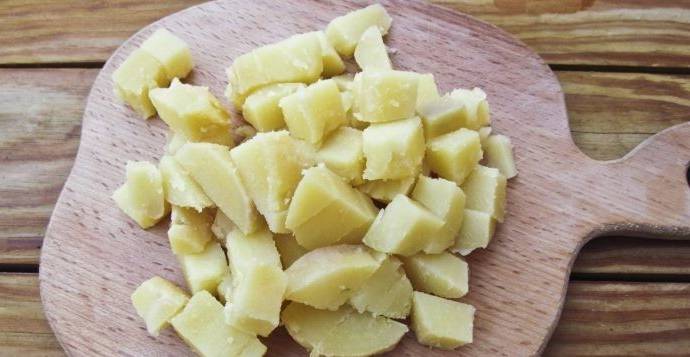 Немецкий салат с картофелем и солеными огурцами