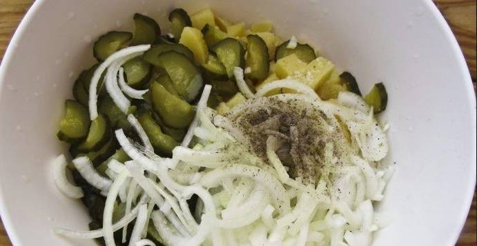 Немецкий салат с картофелем и солеными огурцами