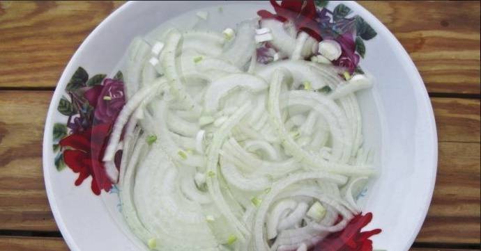 Немецкий салат с картофелем и солеными огурцами
