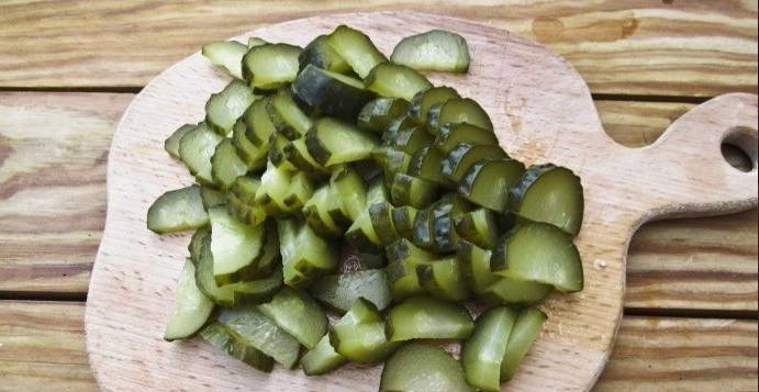Немецкий салат с картофелем и солеными огурцами