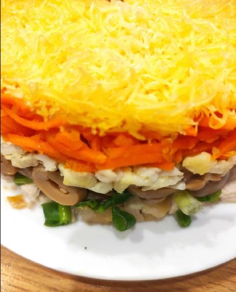 Салат «Мужские слезы» с курицей и грибами, и корейской морковью