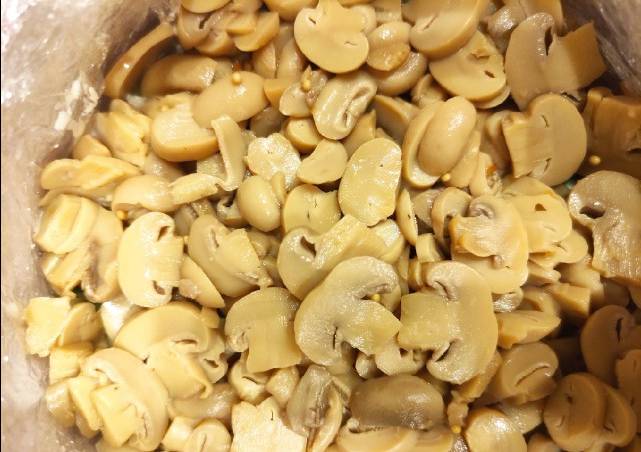 Салат «Мужские слезы» с курицей и грибами, и корейской морковью
