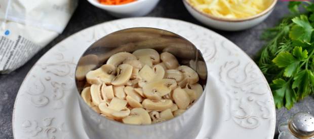 Салат «Мужские слезы» с курицей, грибами и корейской морковью
