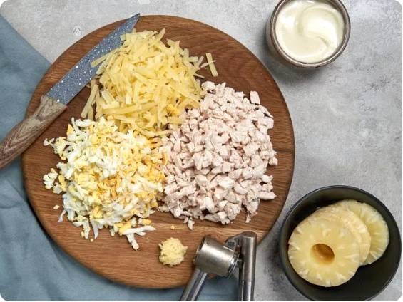 Салат «Нежность» с курицей и ананасами