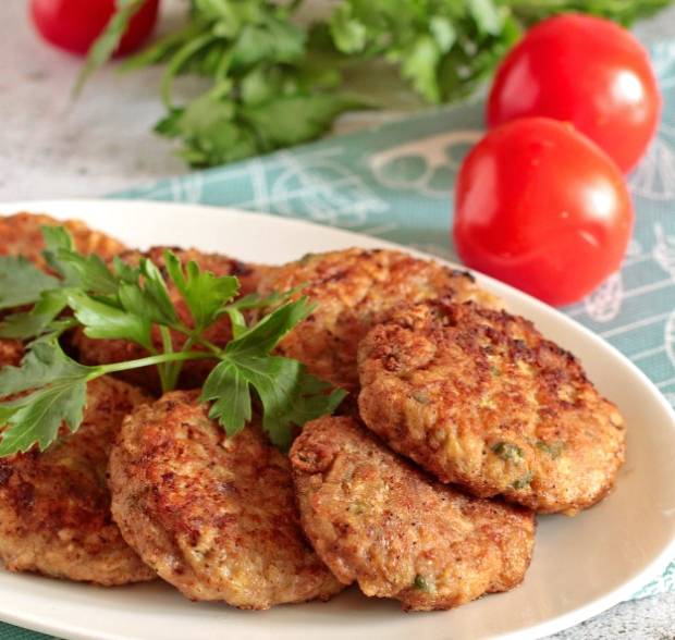Капустные котлеты из сырой капусты с яйцом на сковороде