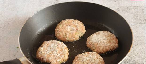 Капустные котлеты из сырой капусты с яйцом на сковороде