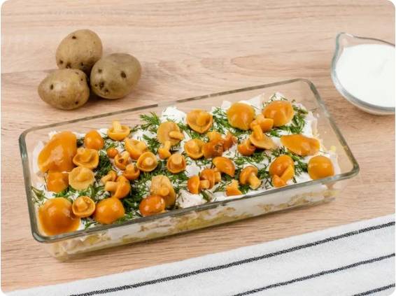 Салат «Лесная поляна» с опятами и курицей