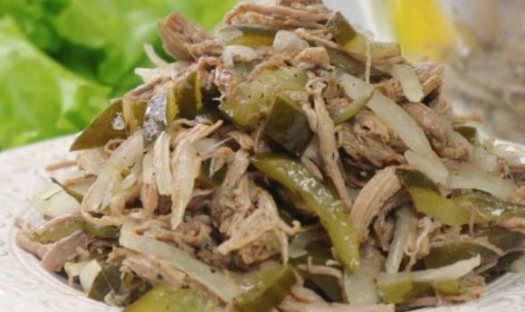 Мясной салат с огурцами
