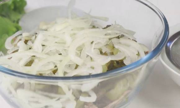 Мясной салат с огурцами Мясной салат с огурцами