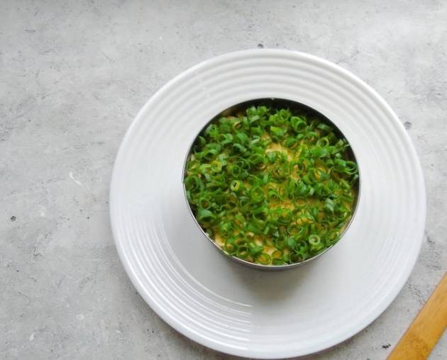 Салат «Лесная поляна» с опятами и копченой курицей