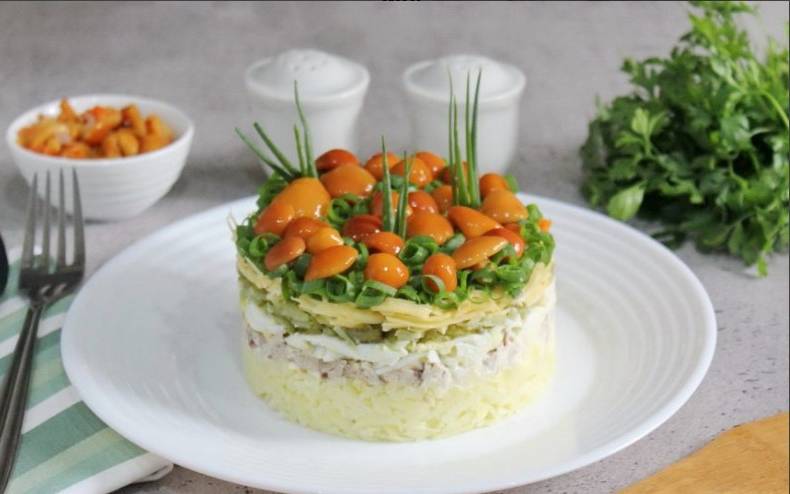 Салат «Лесная поляна» с опятами и копченой курицей