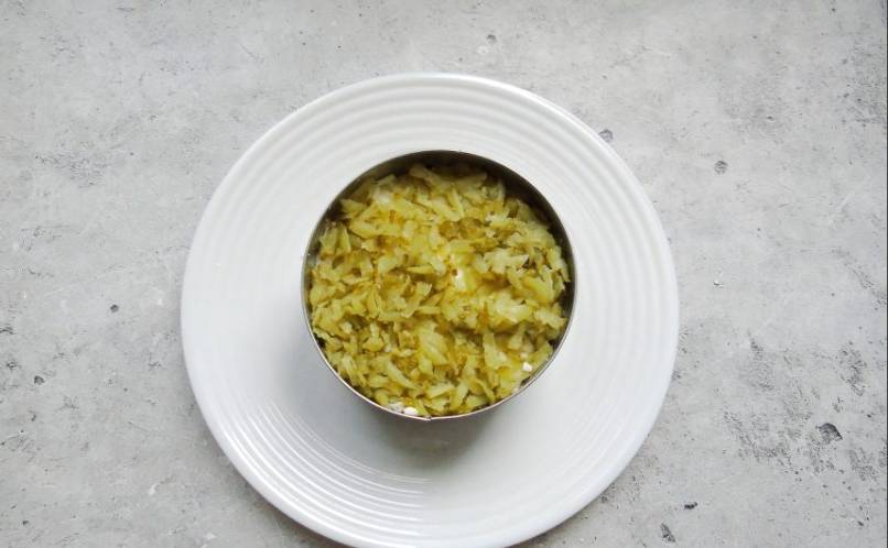 Салат «Лесная поляна» с опятами и копченой курицей