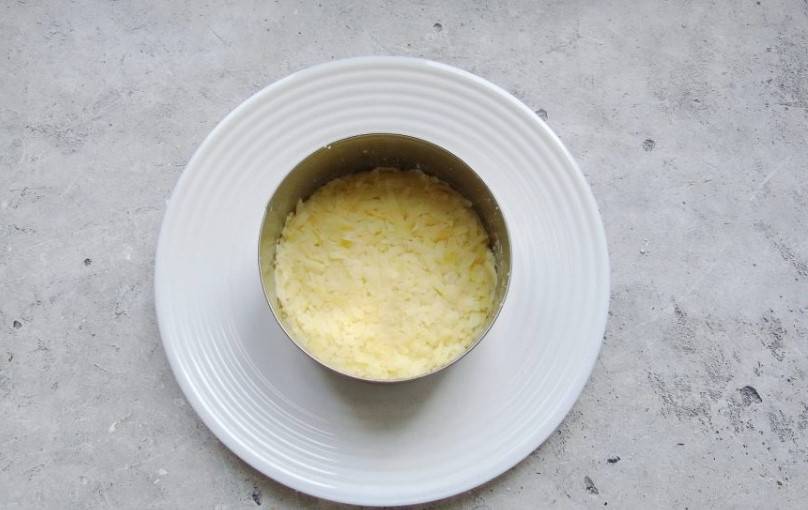 Салат «Лесная поляна» с опятами и копченой курицей