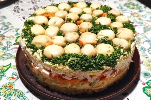 Салат «Лесная поляна» с копченой курицей