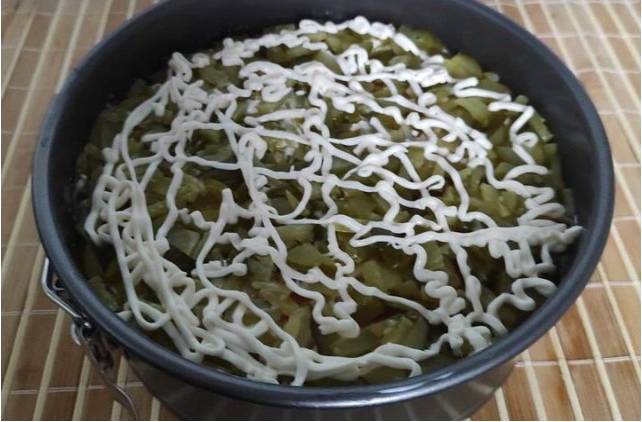 Салат «Лесная поляна» с копченой курицей