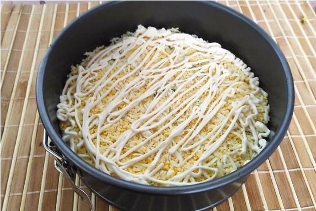 Салат «Лесная поляна» с копченой курицей