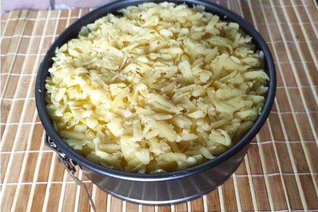 Салат «Лесная поляна» с копченой курицей