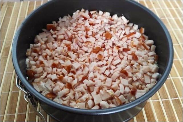 Салат «Лесная поляна» с копченой курицей