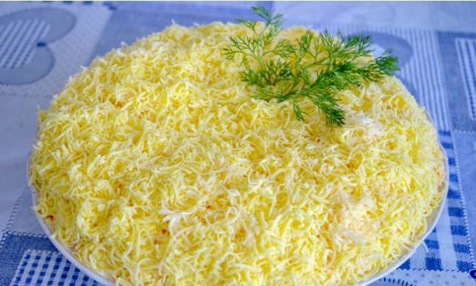 Салат «Мужские слезы» с курицей и грибами, и корейской морковью и маринованным луком
