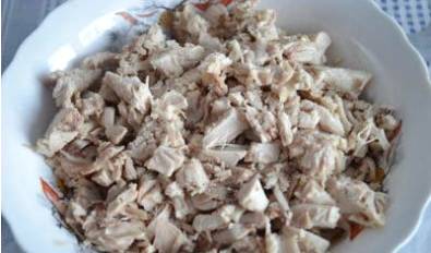 Салат «Мужские слезы» с курицей и грибами, и корейской морковью и маринованным луком