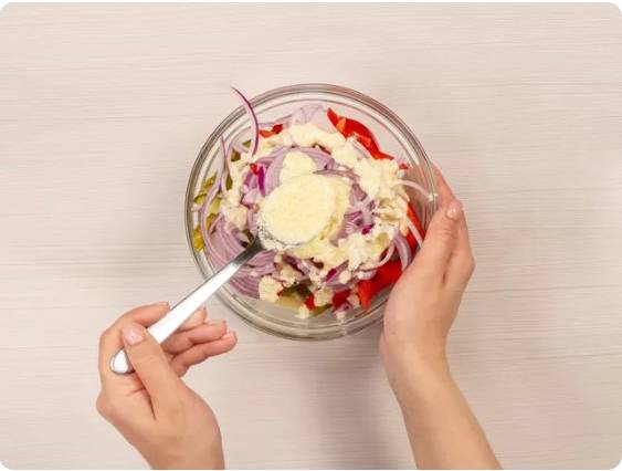 Мясной салат с солеными огурцами Мясной салат с солеными огурцами
