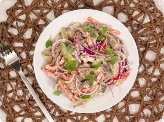 Мясной салат с солеными огурцами Мясной салат с солеными огурцами