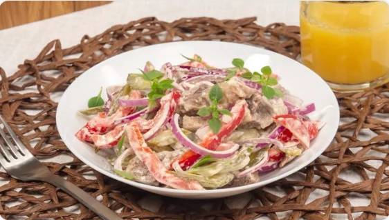 Мясной салат с солеными огурцами Мясной салат с солеными огурцами