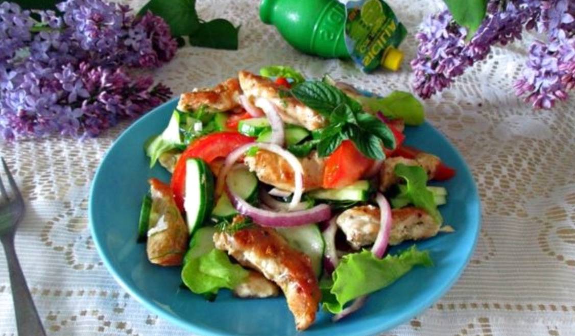 Овощной салат с куриной грудкой
