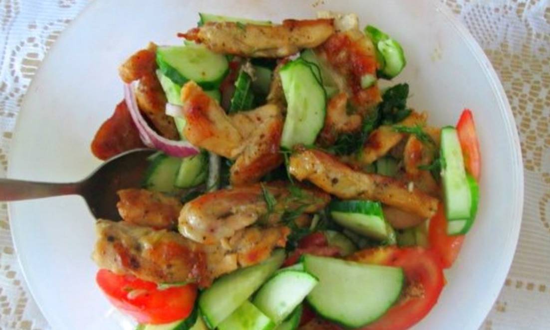 Овощной салат с куриной грудкой