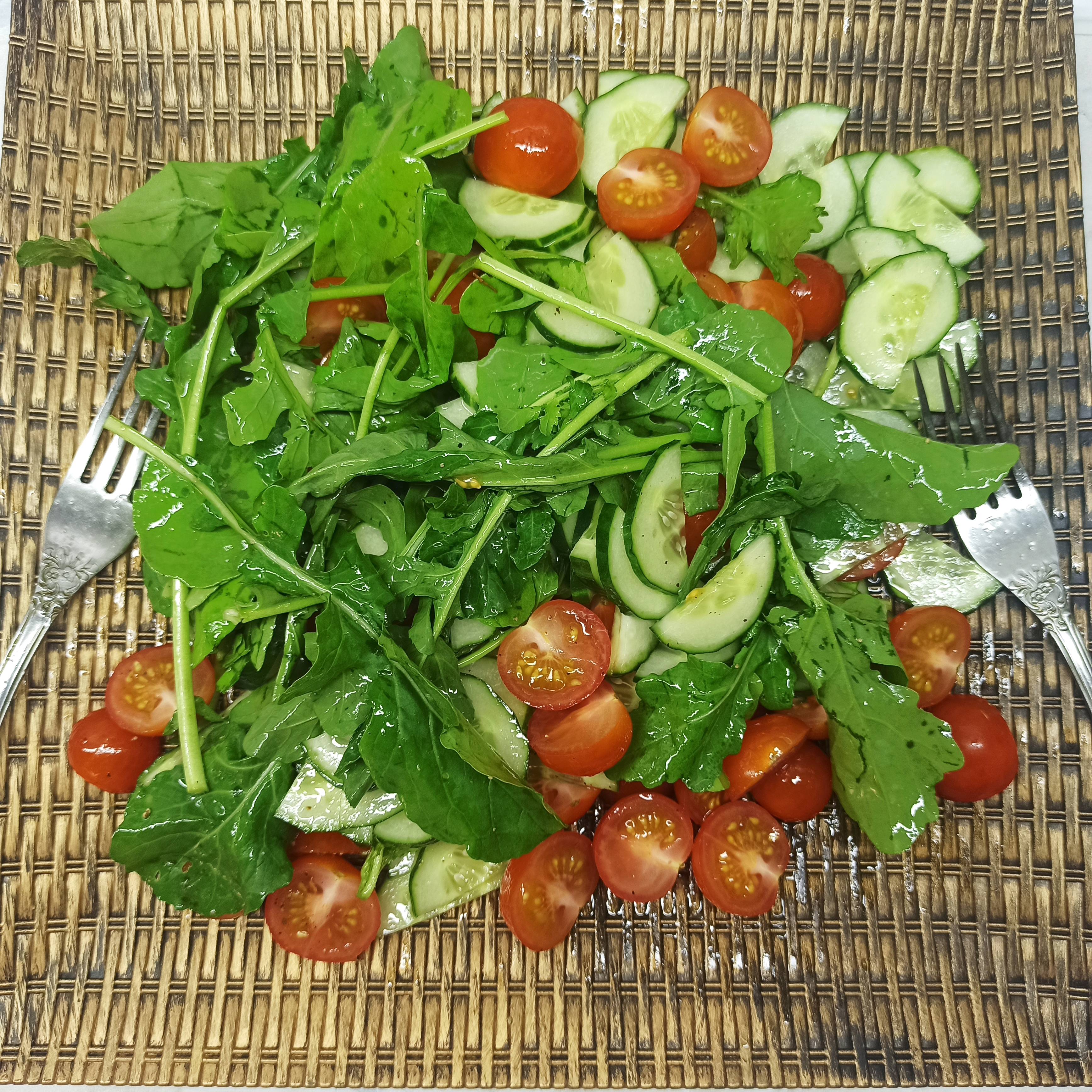 Овощной салат с рукколой, помидорами и огурцами