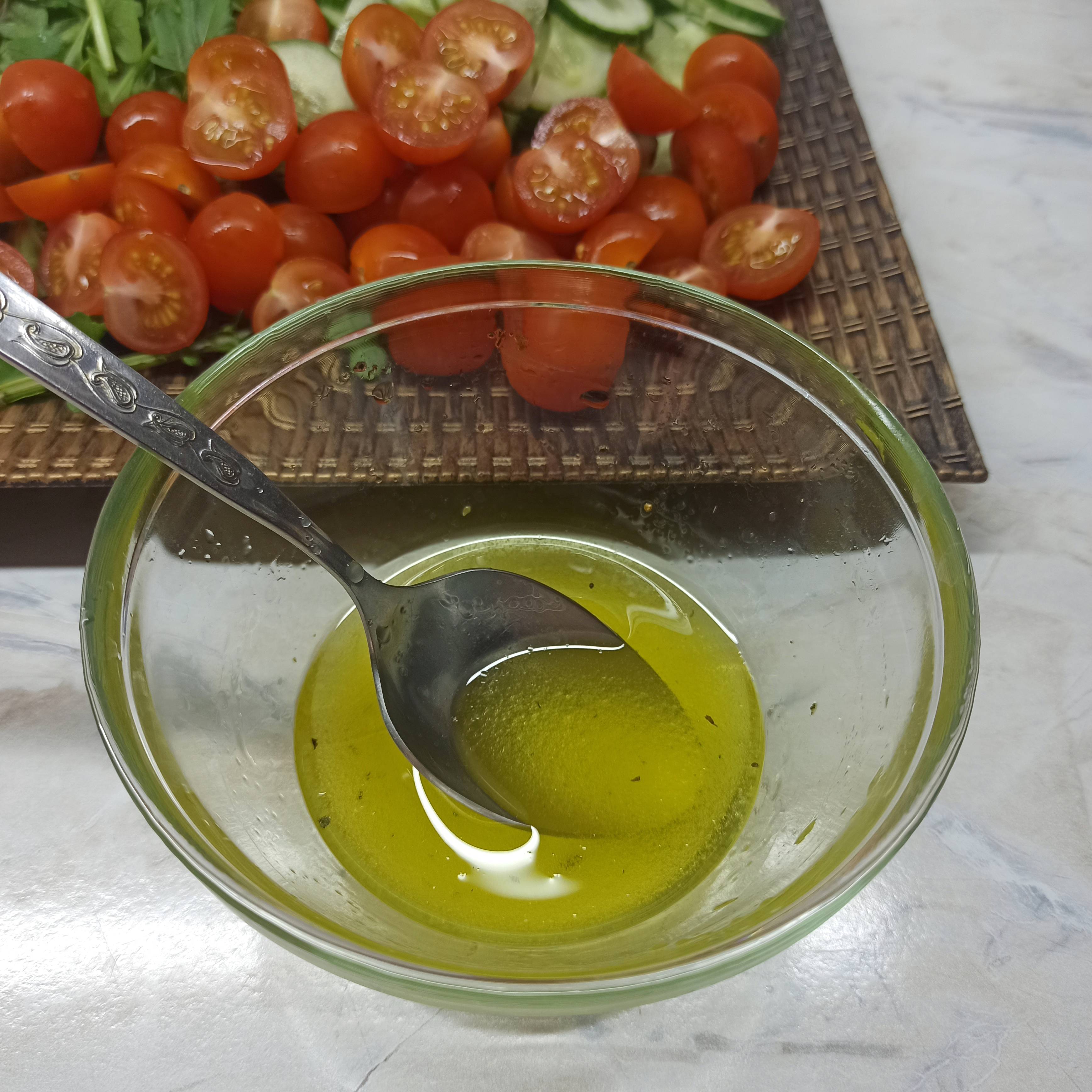 Овощной салат с рукколой, помидорами и огурцами