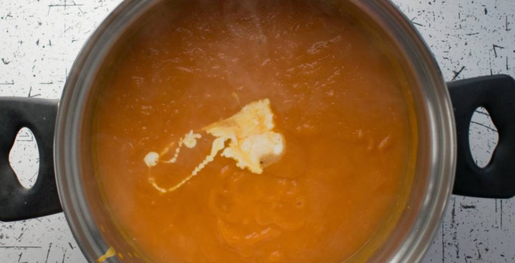 Тыквенный суп с беконом и сливками