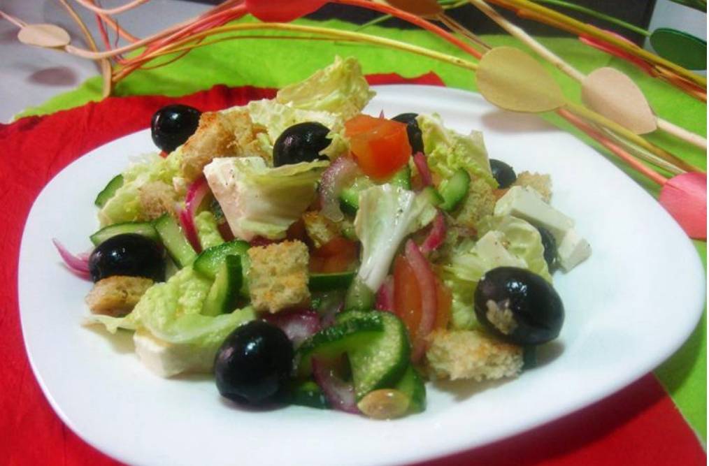 Овощной салат с маслинами