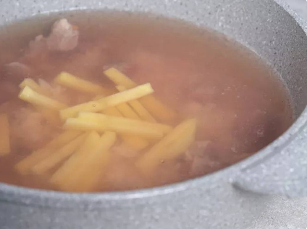 Суп с говядиной, рисом и картошкой