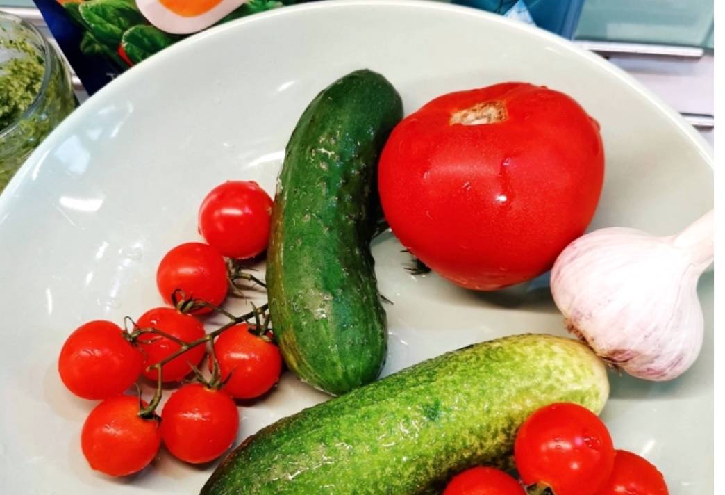 Овощной салат с песто